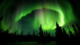 emarld-encircled the throne