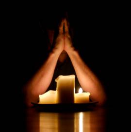 praying-with-candle-light